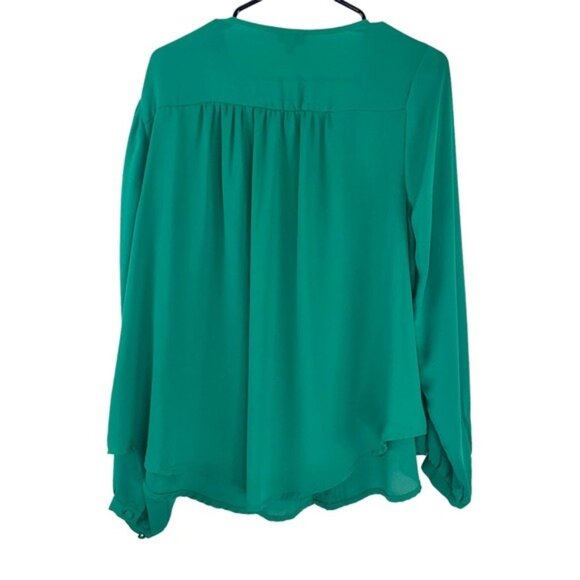 Torrid Emerald Green Georgette Pintucked Button Front Vneck Blouse - Picture 5 of 5